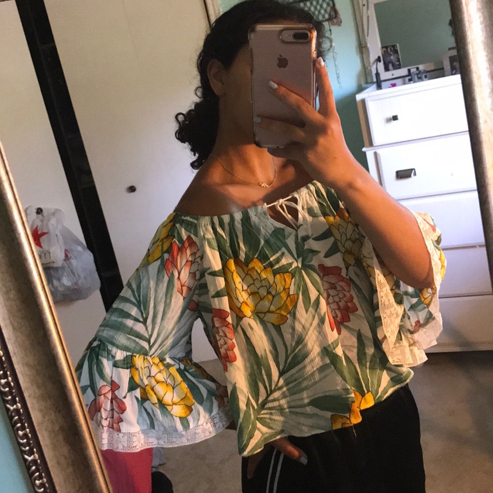 🆕F21 Off The Shoulder Flowy Top!